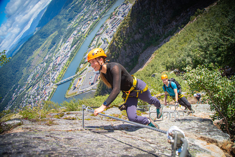 Avventura di arrampicata in montagna nella via ferrata di Mosjøen