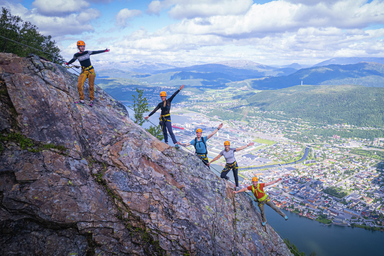 Avventura di arrampicata in montagna nella via ferrata di MosjøenMosjøen Zipline e via ferrata