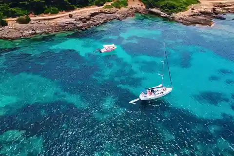 Alghero: Escursione in barca a vela nella baia di Porto Conte con pranzo