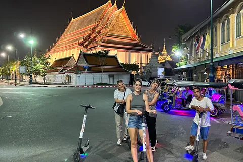Bangkok de noche en scooter eléctrico o bicicleta