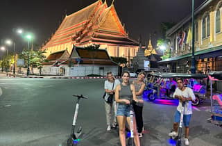 Bangkok bei Nacht mit dem Elektroroller und/oder Fahrrad