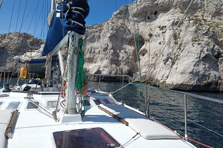 Marseille: Frioul Calanques Sailing Trip with Swimmings Private Tour 2025