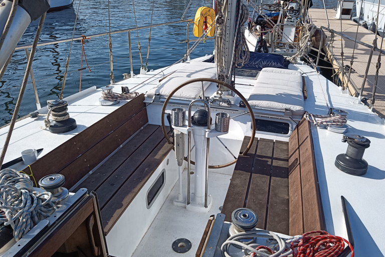 Marseille: Frioul Calanques Sailing Trip with Swimmings Private Tour 2025