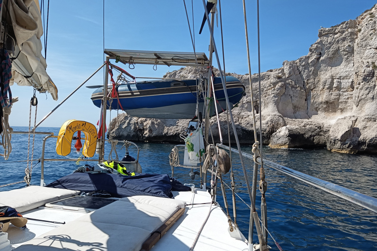 Marseille: Frioul Calanques Sailing Trip with Swimmings Private Tour 2025