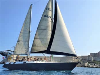 Marseille: Frioul Calanques Sailing Initiation with Swimming