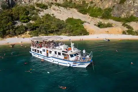 Fra Punat: Plavnik Island Boat Tour med frokost