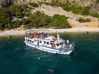 Desde Punat: tour en barco por la isla de Plavnik con almuerzo