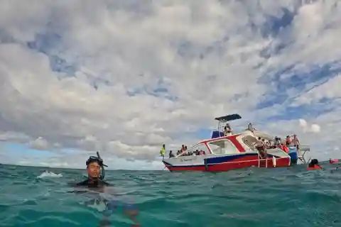 Passeio privativo de catamarã