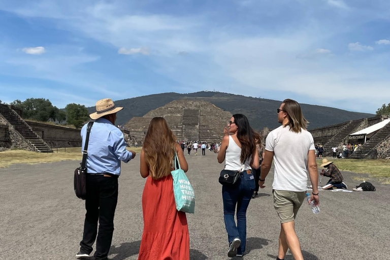 Teotihuacan: Tour with a local, transportation & food