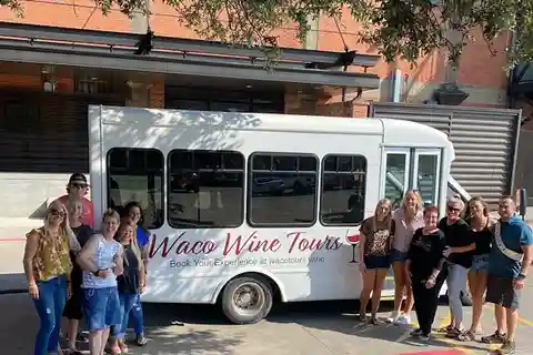 Waco: Tour de vinhos com degustação e almoço leve