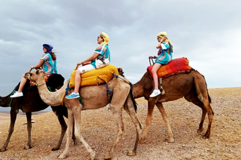 Marrakech: Excursão ao deserto de Agafay com quadriciclo, passeio de camelo e jantar