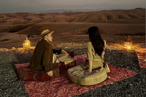 Dîner sous les étoiles du désert d'Agafay, balade à dos de chameau et quadDîner magique au coucher du soleil sous le désert Agafay commence