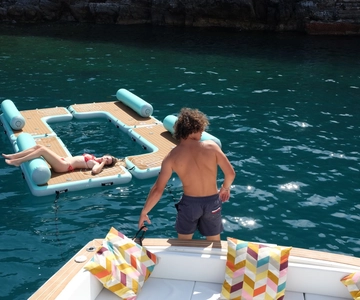La Spezia: 6-Hour Boat Trip with Swim & Diving Stops