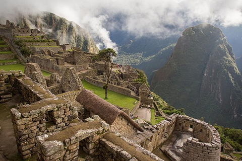 From Cusco: Private Tour 4D/3N - Inca Trail to Machu Picchu