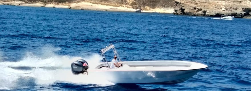 Location privée d'un bateau à moteur pour Comino, Gozo et le Blue Lagoon.