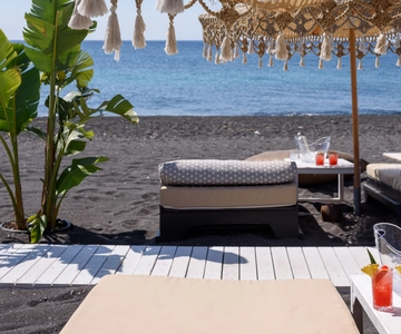 Perivolos Strand: Sonnenliege-Erlebnis FortyOne Bar Restaurant