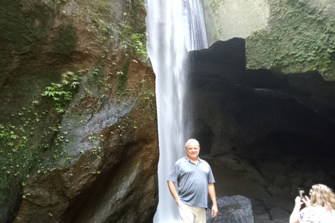 Entdecke die versteckten Juwelen der Wasserfälle in UbudGemeinsame Gruppe mit englischsprachigem Guide Tour