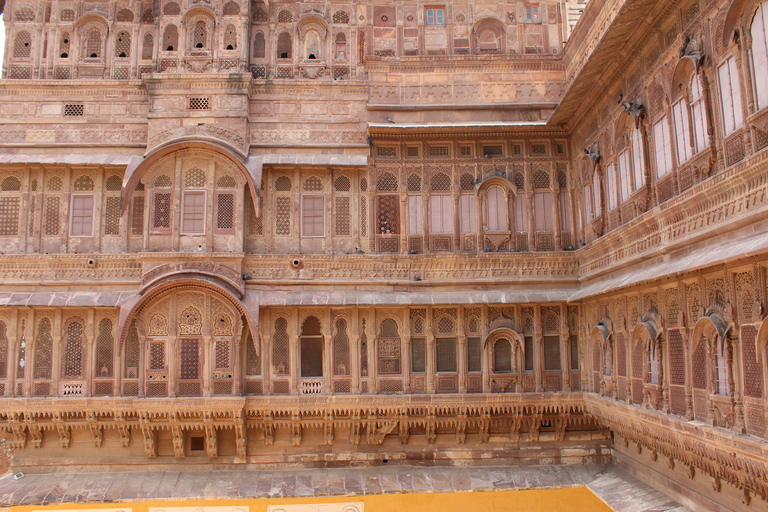 Verken Chittor Fort & Pushkar met Jaipur Drop vanuit Udaipur