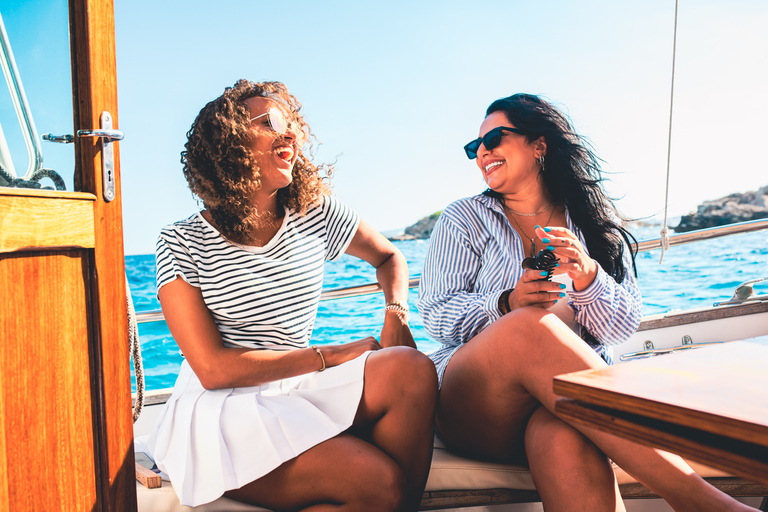 Palma: Private Classic Mallorcan Boat Tou Palma Bay: Cruise to Sea Caves or Calas with tapas & drinks