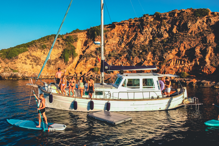 Palma: Private Classic Mallorcan Boat Tou Palma Bay: Cruise to Sea Caves or Calas with tapas & drinks