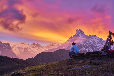 Vue panoramique de l'Everest avec coucher et lever du soleil