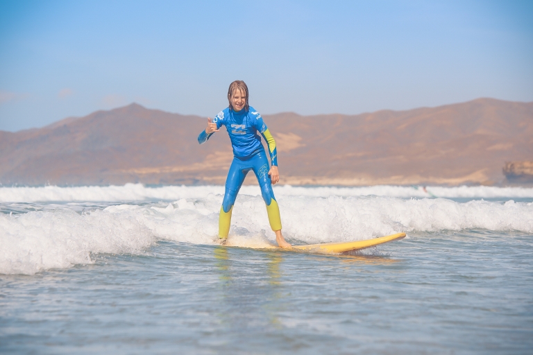 Kurs surfingu dla dzieci i rodzin na niekończących się plażach FuerteventuryKurs dla dzieci do lat 12 surfujących bez rodziców