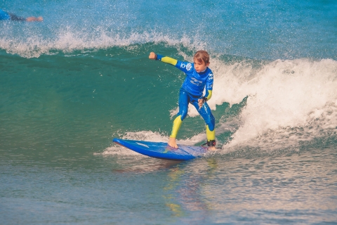 Surfcursus voor kinderen en gezinnen op de eindeloze stranden van FuerteventuraCursus voor kinderen onder de 12 jaar die surfen zonder hun ouders