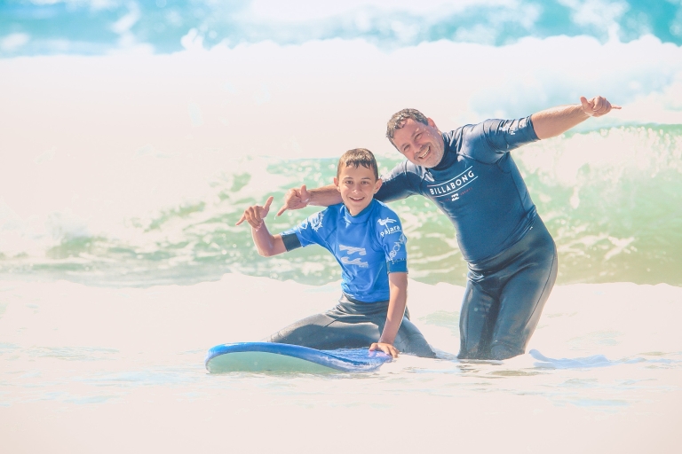 Surfcursus voor kinderen en gezinnen op de eindeloze stranden van FuerteventuraPrive-familie surfcursus met één instructeur per gezin