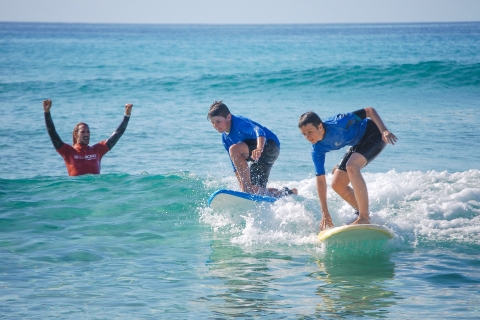 Surfcursus voor kinderen en gezinnen op de eindeloze stranden van FuerteventuraCursus voor kinderen onder de 12 jaar die surfen zonder hun ouders
