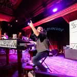 New York City: spettacolo di duelli di pianoforti