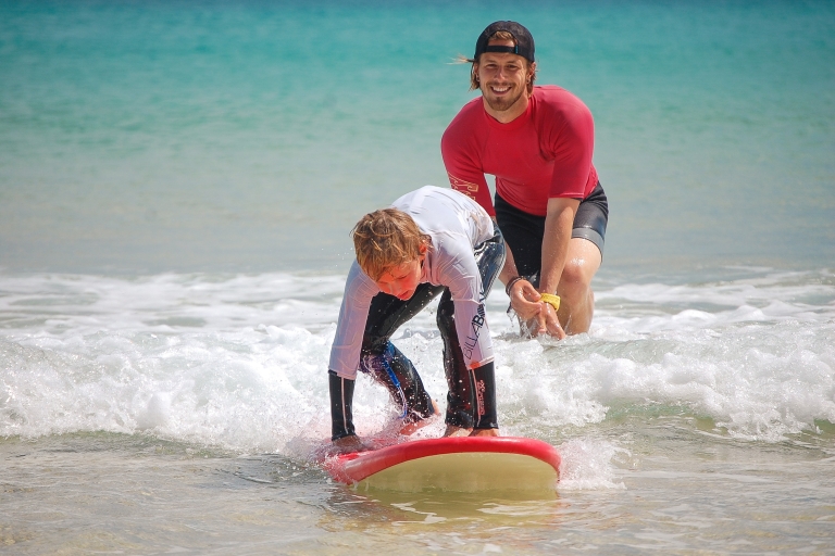 Curso de surf para niños y familias en las interminables playas de FuerteventuraCurso privado de surf para familias con un instructor por familia