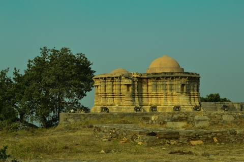 Visite d'une journée du temple de Ranakpur et du fort de Kumbhalgarh au départ d'UdaipurVisite d'une journée du temple de Ranakpur et du fort de Kumbhalgarh depuis Udaipur