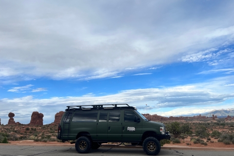 Excursión en furgoneta al atardecer por el Parque Nacional de los Arcos