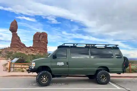 Arches National Park: Sunset Pavement Van Tour