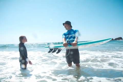 Surfkurs für Kinder und Familien an Fuerteventuras endlosen SträndenKurs für Kinder unter 12 Jahren, die ohne ihre Eltern surfen