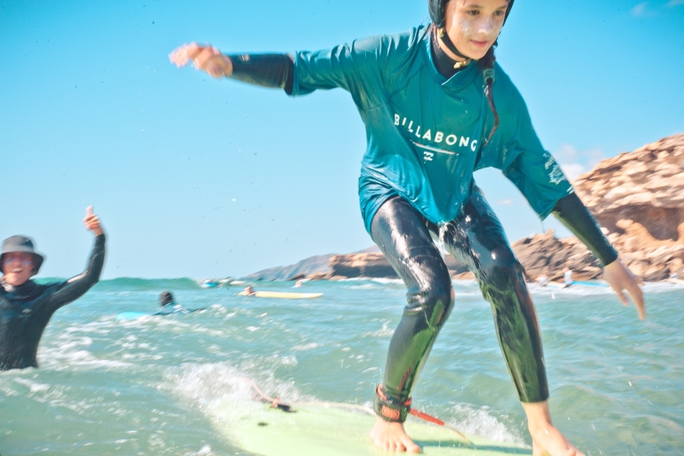 Surfcursus voor kinderen en gezinnen op de eindeloze stranden van FuerteventuraPrive-familie surfcursus met één instructeur per gezin