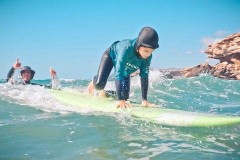 Cours de surf pour enfants et familles sur les plages infinies de FuerteventuraCours de surf familial privé avec un moniteur par famille