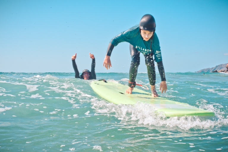 Cours de surf pour enfants et familles sur les plages infinies de FuerteventuraCours pour les enfants de moins de 12 ans qui surfent sans leurs parents