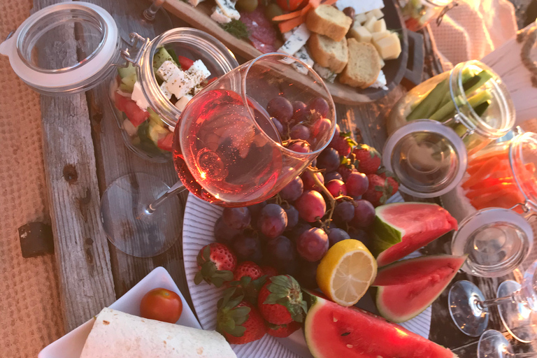 PicNic al tramonto poco affollato di Santorini