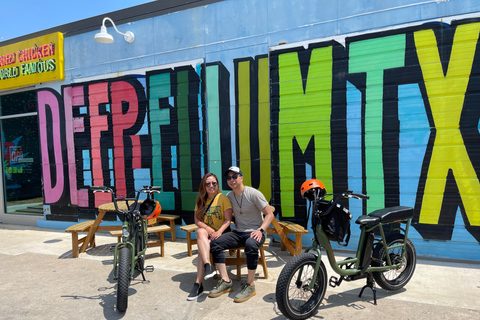 Passeio de bicicleta elétrica pelo mural de Dallas