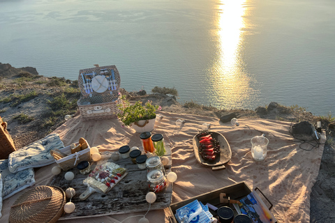 PicNic al tramonto poco affollato di Santorini