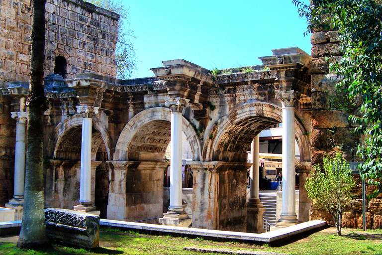 Explora el casco antiguo con sabor local