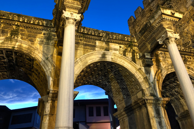 Explora el casco antiguo con sabor local