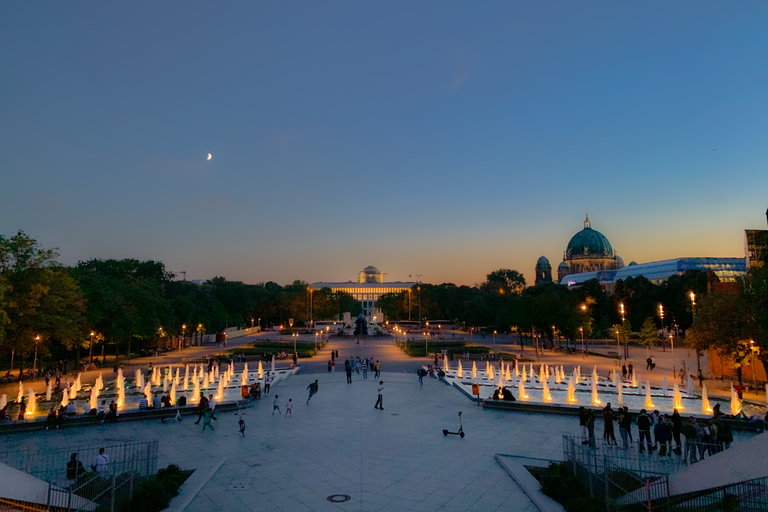 Berlino: Tour panoramico serale in autobus con commento in diretta