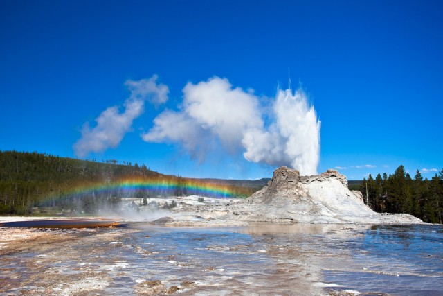 Visit Yellowstone National Park Old Faithful Self-Guided Tour in Banff