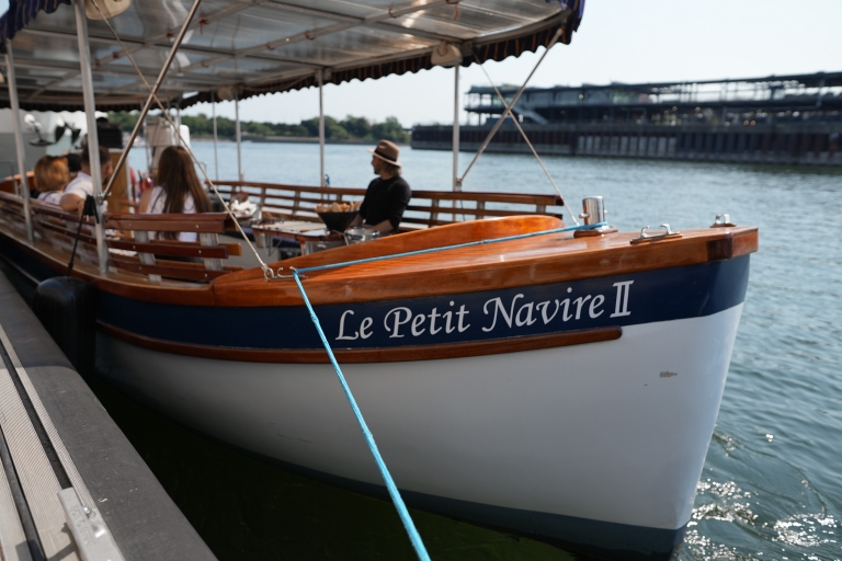 Montreal: Electric Boat Cruise with Onboard Bar Old Port: 45 Minute Electric Boat Tour