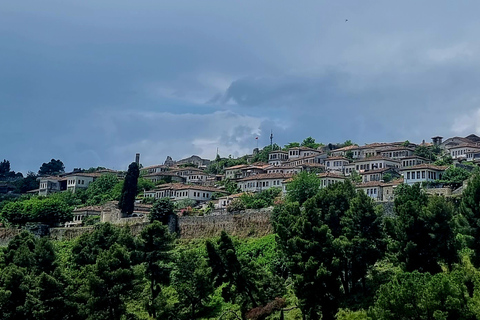 Desde Tirana: Excursión de un día a BeratDesde Tirana: Excursión guiada por Berat y los Lagos de Belshi