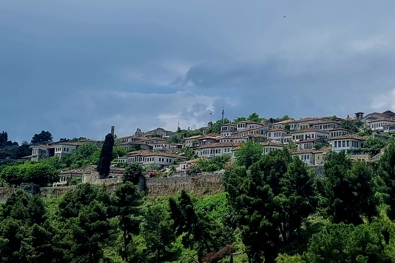 Desde Tirana: Excursión de un día a BeratDesde Tirana: Excursión guiada por Berat y los Lagos de Belshi