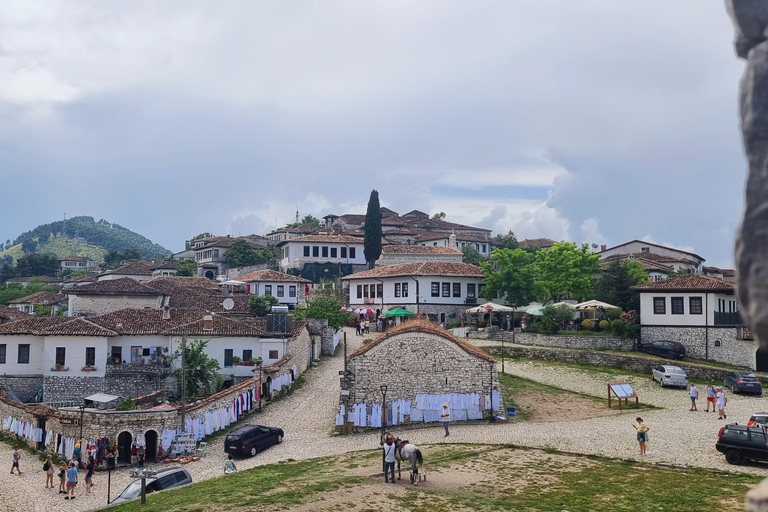 Depuis Tirana : Excursion d'une journée à BeratAu départ de Tirana : Visite guidée des lacs de Berat et de Belshi