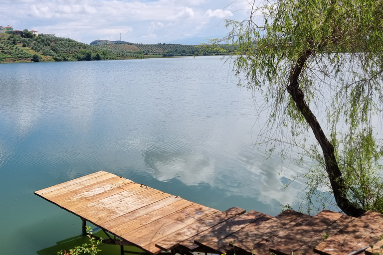 Depuis Tirana : Excursion d'une journée à BeratAu départ de Tirana : Visite guidée des lacs de Berat et de Belshi